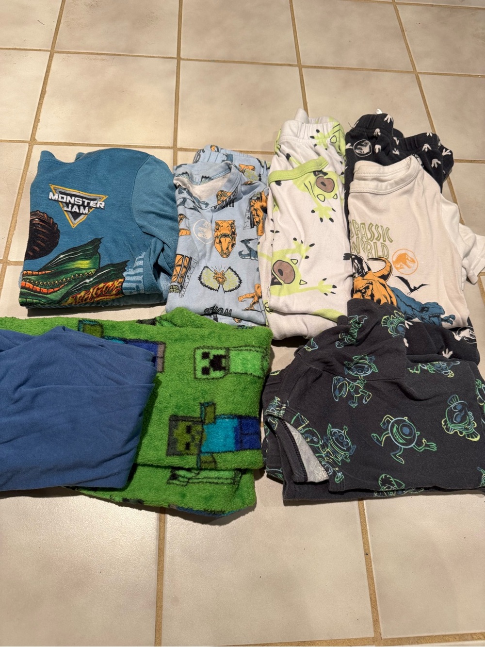 Lot of 6 boys small size 6 or 7 pajama Jurassic Minecraft Disney summer spring
